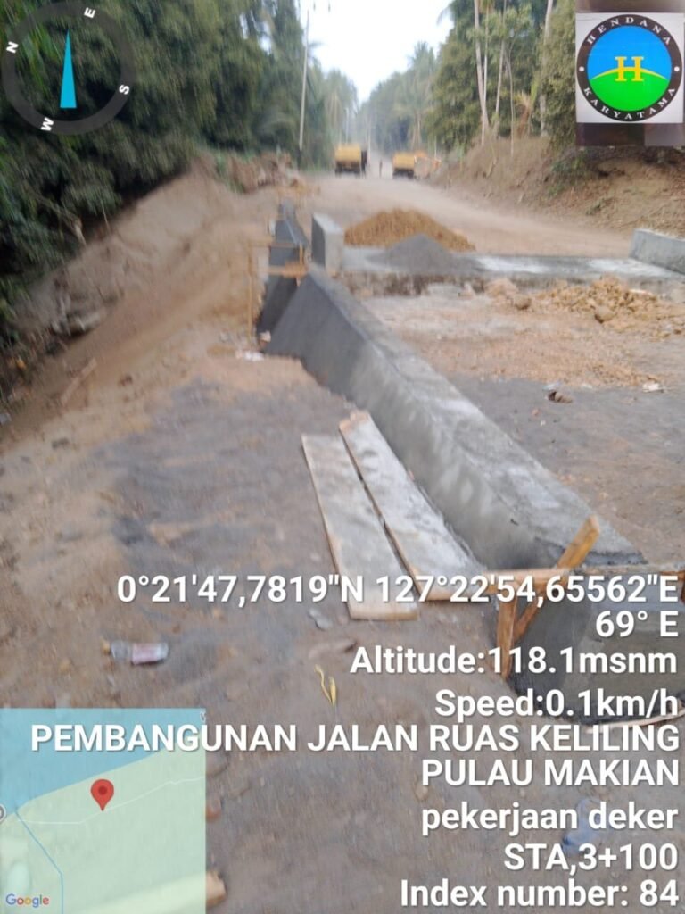 Pekerjaan deker pada ruas jalan keliling Pulau Makian, dilihat dari sisi lain (STA 3+100).