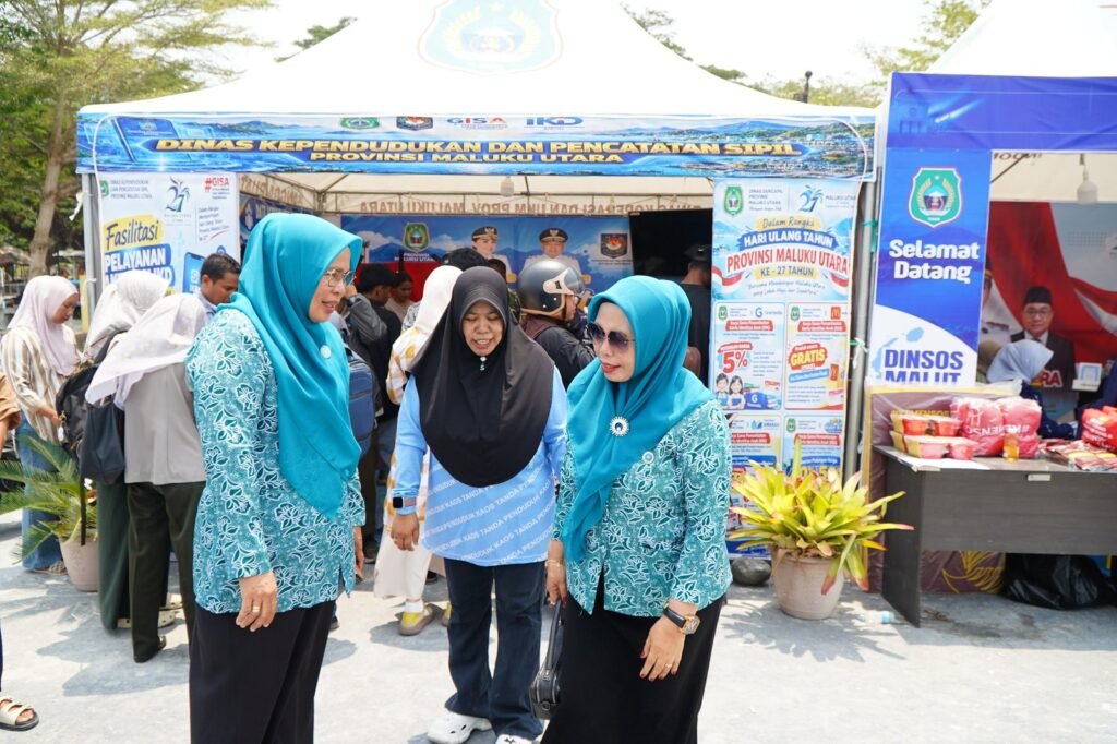 Warga Padati Stand Dukcapil Tikep di Bundaran 40 Sofifi pada Peringatan HUT ke-27 Malut — foto 1