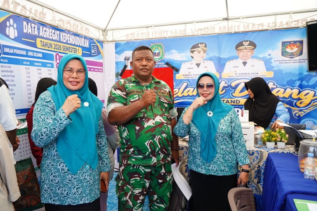 Warga Padati Stand Dukcapil Tikep di Bundaran 40 Sofifi pada Peringatan HUT ke-27 Malut — foto 1