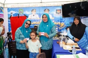 Pelayanan dokumen kependudukan Dukcapil Kota Tidore Kepulauan di Stand Dukcapil Provinsi Maluku Utara, Bundaran 40, Sofifi, dalam rangka HUT ke-27 Provinsi Maluku Utara, Kamis (8/10/2026).