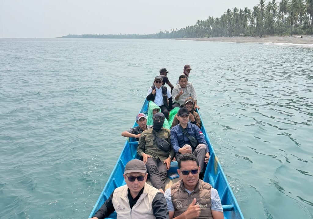 Rombongan menempuh perjalanan dengan perahu menuju sekolah di wilayah Pulau Taliabu.