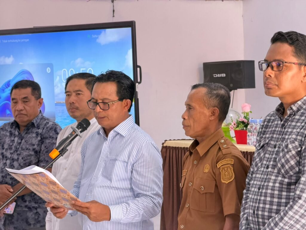 Pembacaan naskah pelantikan pengurus MKKS di hadapan para kepala sekolah, Senin (19/10/2026).