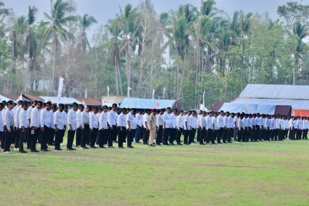 Sekitar 300 kader Gerindra dari berbagai desa mengikuti Diklat Laskar Gerindra Maluku Utara di Lapangan GOR Sofifi, Minggu (18/10/2026).