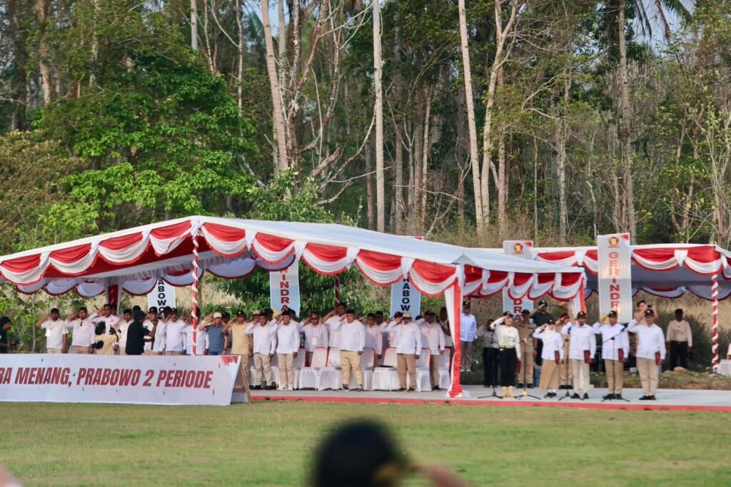 Jajaran yang hadir di area panggung memberi hormat saat pembukaan Diklat Laskar Gerindra Maluku Utara di Sofifi.
