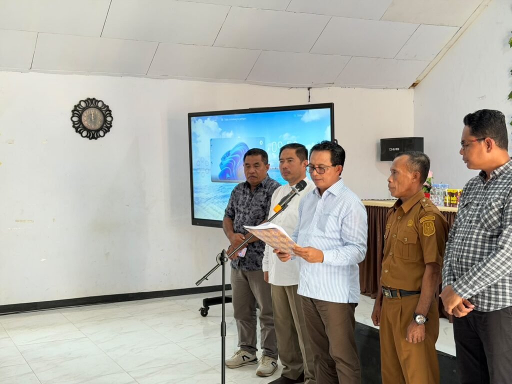 Para pengurus MKKS berdiri di hadapan peserta saat prosesi pelantikan berlangsung di Auditorium SMA Negeri 1 Kepulauan Sula.