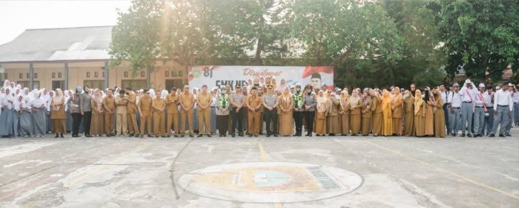 Guru dan peserta didik SMKN 1 Kota Tidore Kepulauan berfoto bersama jajaran kepolisian seusai upacara bendera.