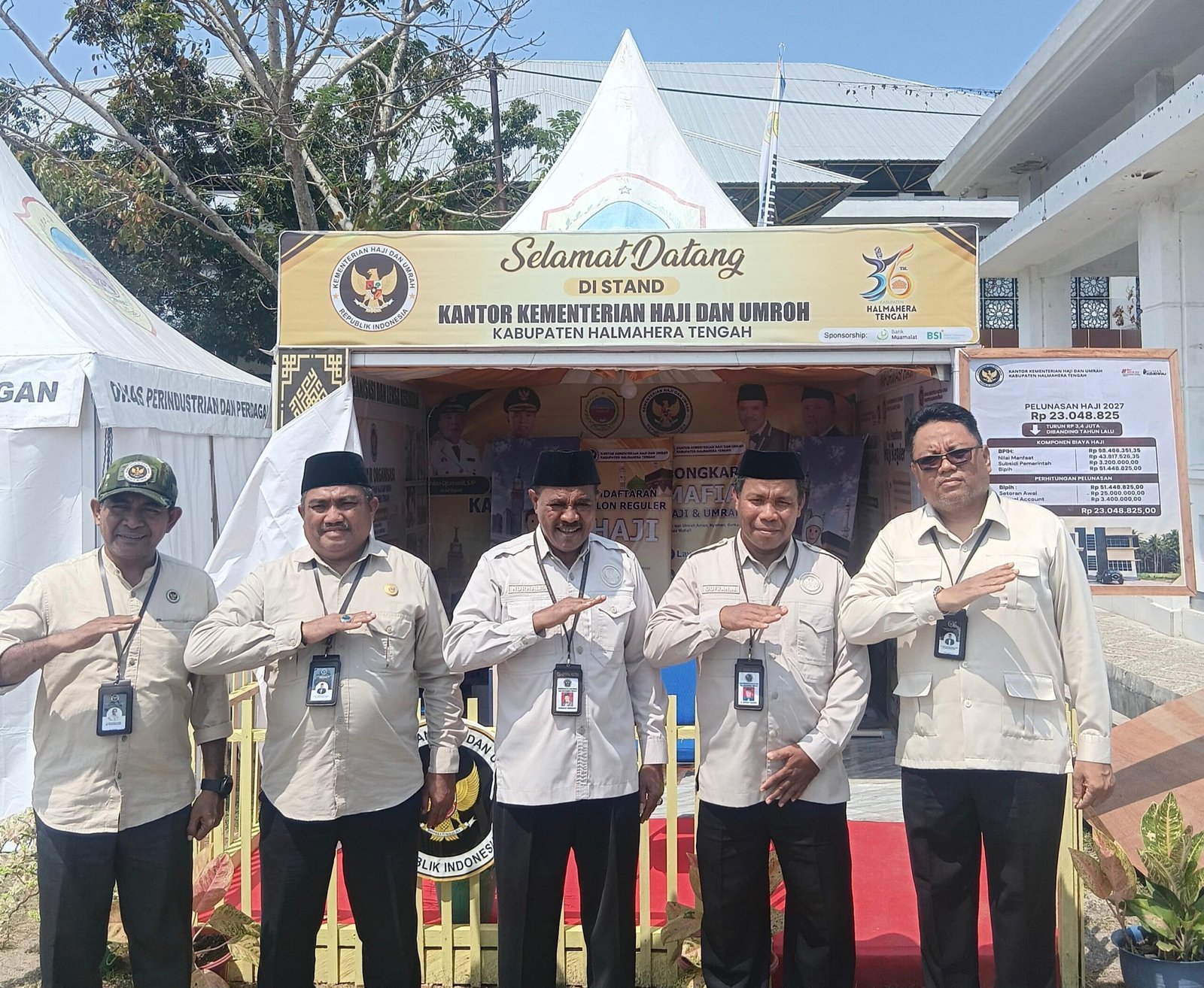 Kunjungan ke stand Kemenhaj Kabupaten Halmahera Tengah dalam pameran HUT ke-36 Halmahera Tengah di Weda, Rabu (14/10/2026).