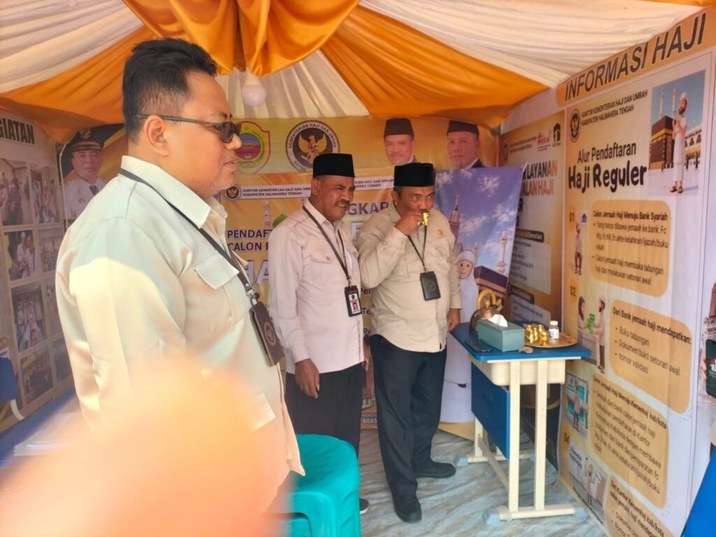 Zaibi Wahid Datangi Stand Kemenhaj Halmahera Tengah pada Pameran HUT ke-36 Kabupaten di Weda — foto 1