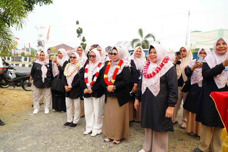 Kontingen PKK Tidore Disambut PKK dan IKT di Halmahera Timur