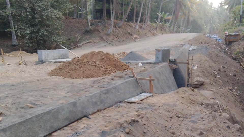 Pekerjaan konstruksi saluran di tepi ruas jalan di Pulau Makian, Kabupaten Halmahera Selatan.