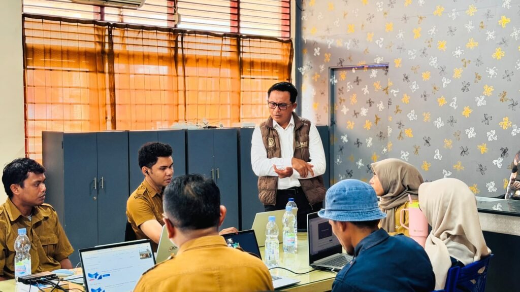 Suasana pemantauan pelaksanaan TKA bersama tim teknis di SMK Negeri 2 Ternate, Senin (26/10/2026).