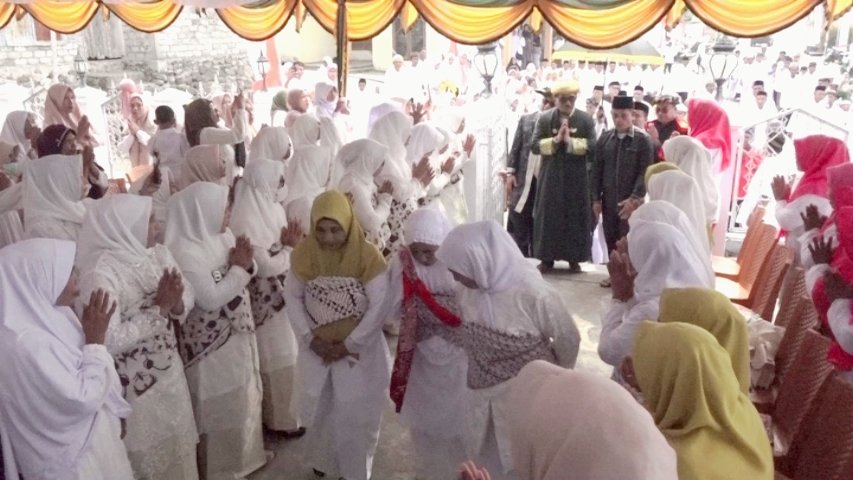 Jamaah perempuan menghadiri prosesi pelantikan imam dan perangkat adat di Kelurahan Tuguiha.