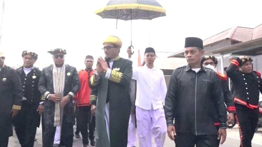Arak-arakan rombongan adat dalam rangkaian prosesi di Kelurahan Tuguiha, Kecamatan Tidore Selatan, Jumat (23/10/2026).