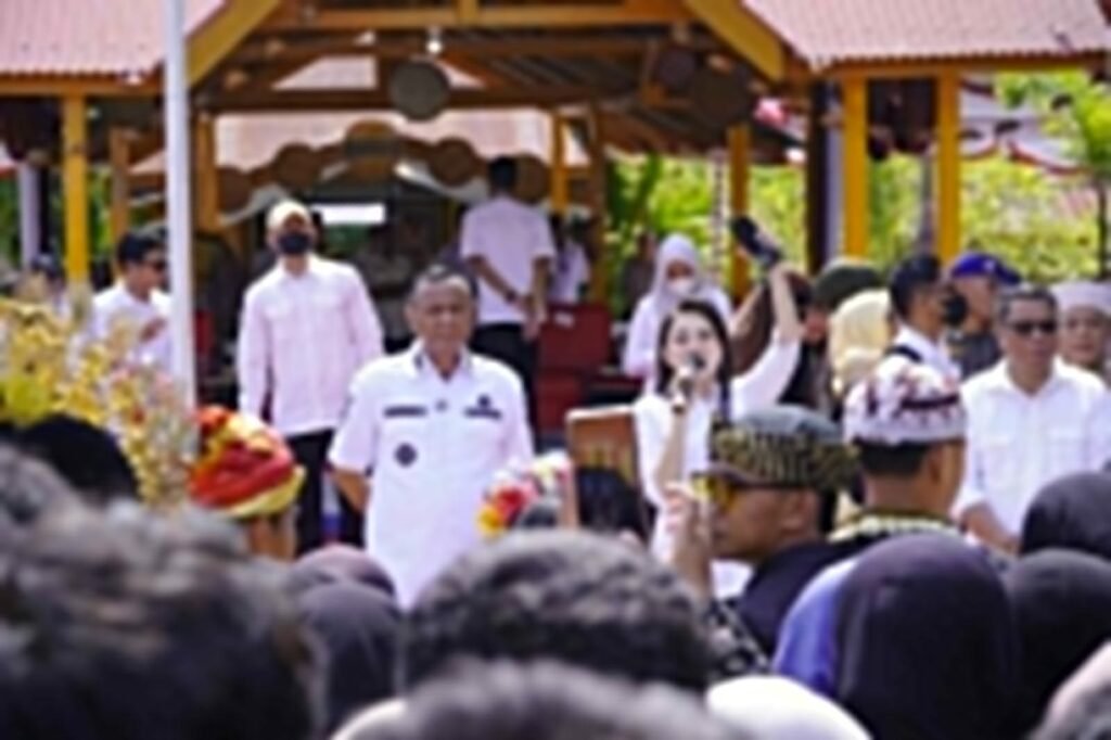 Gubernur Sherly Tjoanda menyampaikan arahan di hadapan siswa dan undangan pada peringatan Hari Sumpah Pemuda di SMA Negeri 1 Tidore Kepulauan, Rabu (28/10/2026).