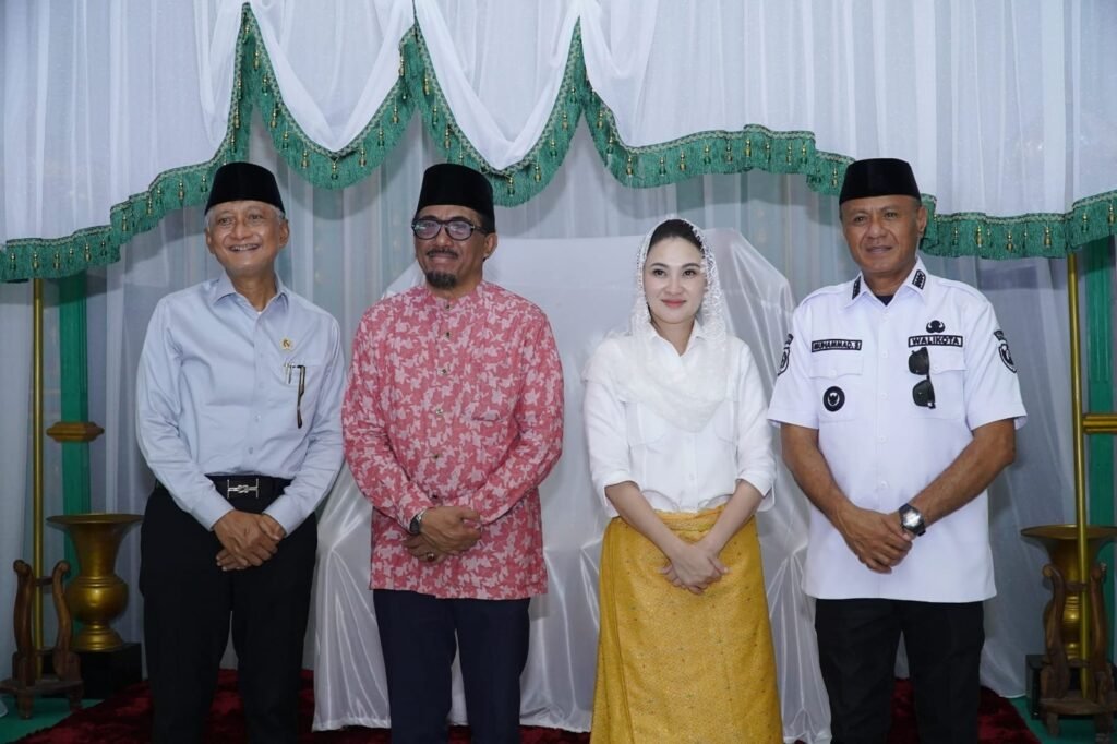 Rombongan kunjungan kerja berfoto bersama dalam rangkaian kegiatan di Kota Tidore Kepulauan, Rabu (28/10/2026).