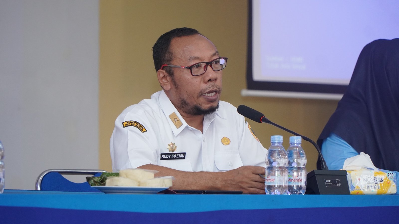 Asisten Sekda bidang Pemerintahan dan Kesra Rudi Ipaenin memberi arahan pada Rapat Percepatan Program Digitalisasi Bantuan Sosial di Aula Handayani Dinas Pendidikan, Rabu (14/10/2026).