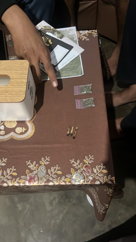 Barang bukti narkotika jenis ganja yang diamankan polisi, berupa dua sachet dan tiga puntung sisa pakai.