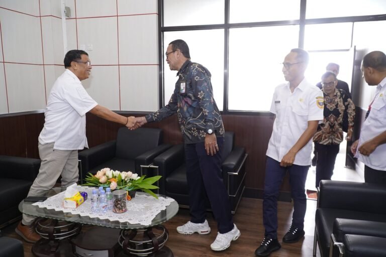 Sekretaris Daerah Kota Tidore Kepulauan Ismail Dukomalamo menerima audiens Tim Akreditasi Perpustakaan dari Perpustakaan Nasional di Ruang Kerja Sekda, Rabu (21/10/2026).