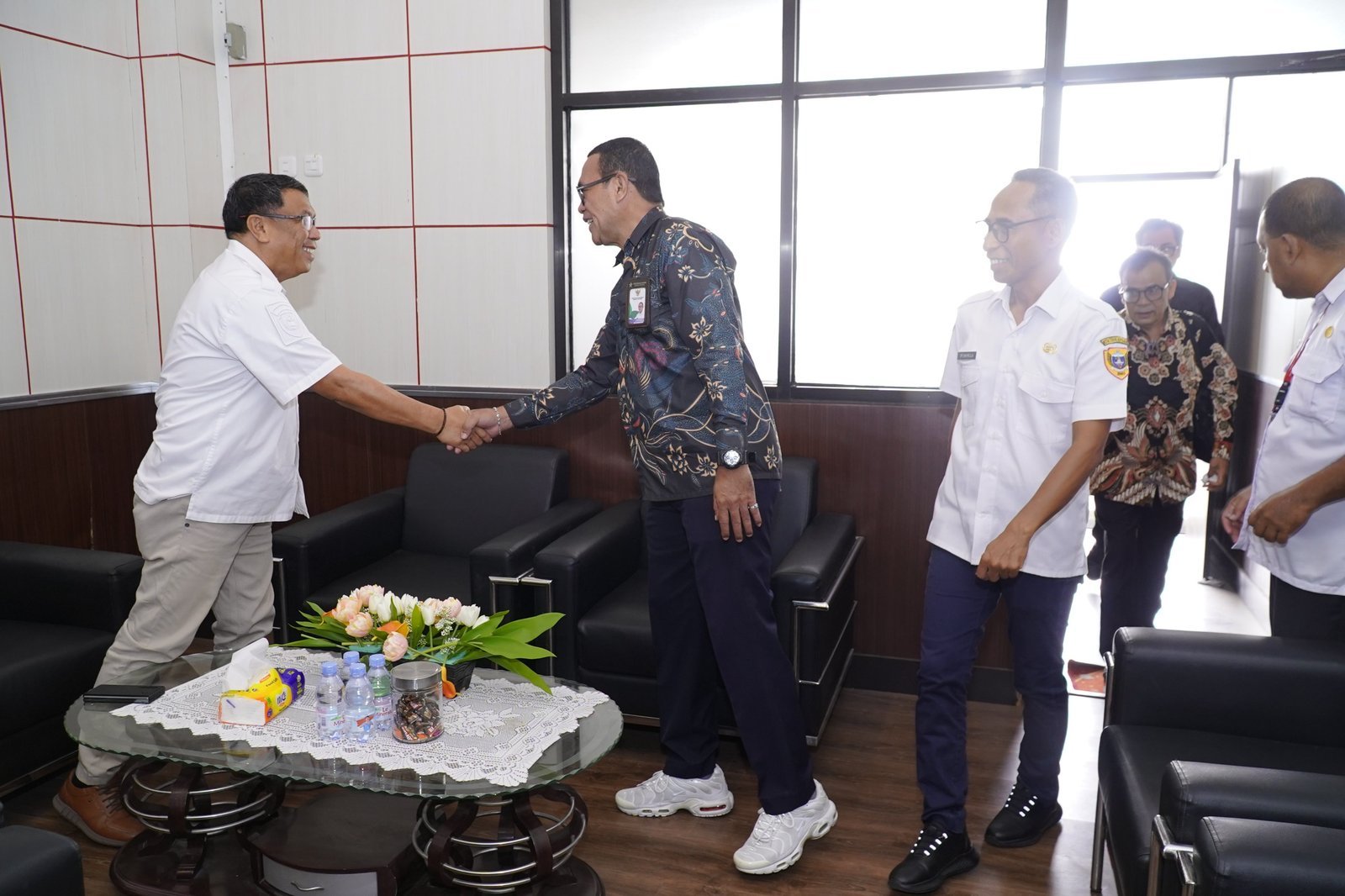 Sekretaris Daerah Kota Tidore Kepulauan Ismail Dukomalamo menerima audiens Tim Akreditasi Perpustakaan dari Perpustakaan Nasional di Ruang Kerja Sekda, Rabu (21/10/2026).
