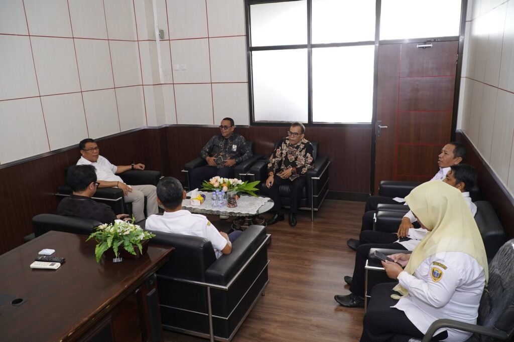 Sekda Ismail Dukomalamo Sambut Tim Akreditasi Perpustakaan Nasional RI di Ruang Kerja Sekda Tidore — foto 1