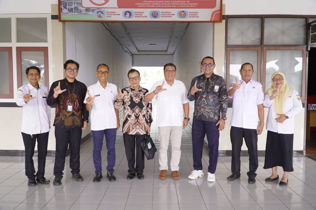Sekda Ismail Dukomalamo Sambut Tim Akreditasi Perpustakaan Nasional RI di Ruang Kerja Sekda Tidore — foto 1