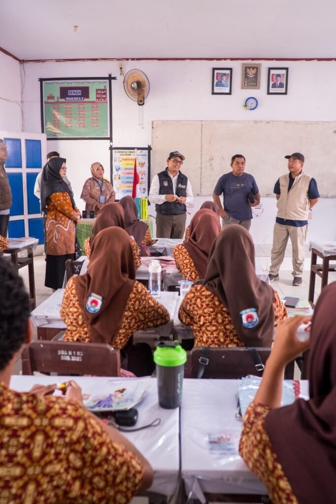 Rombongan meninjau suasana belajar di ruang kelas salah satu sekolah di Maluku Utara.