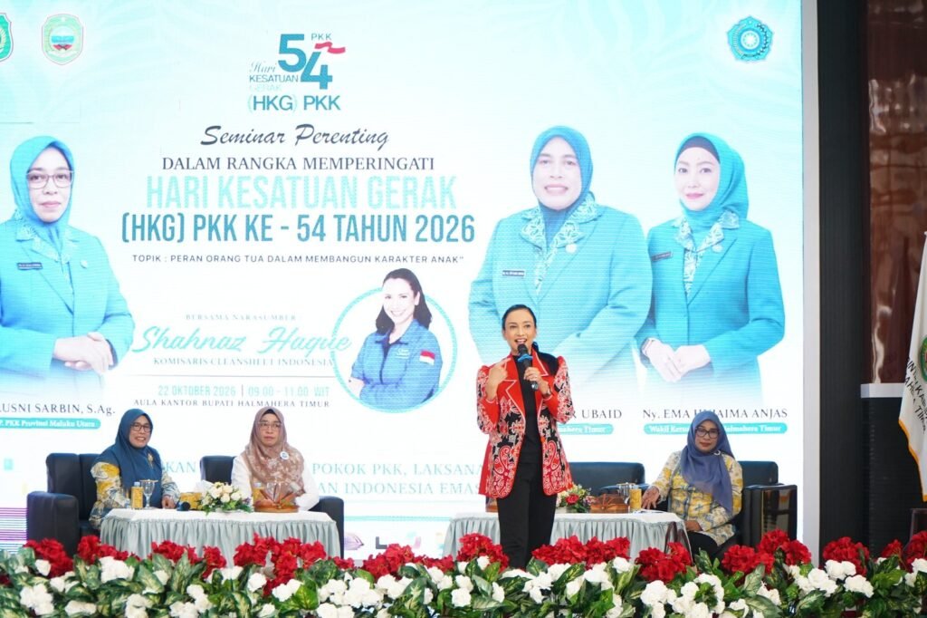 Ketua TP PKK Kota Tidore Kepulauan mengikuti seminar parenting dalam rangkaian HKG ke-54 di Halmahera Timur pada Kamis (22/10/2026).