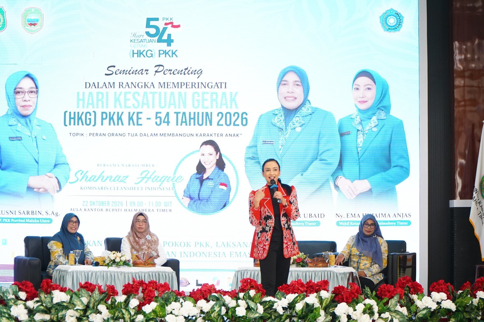 Ketua TP PKK Kota Tidore Kepulauan mengikuti seminar parenting dalam rangkaian HKG ke-54 di Halmahera Timur pada Kamis (22/10/2026).