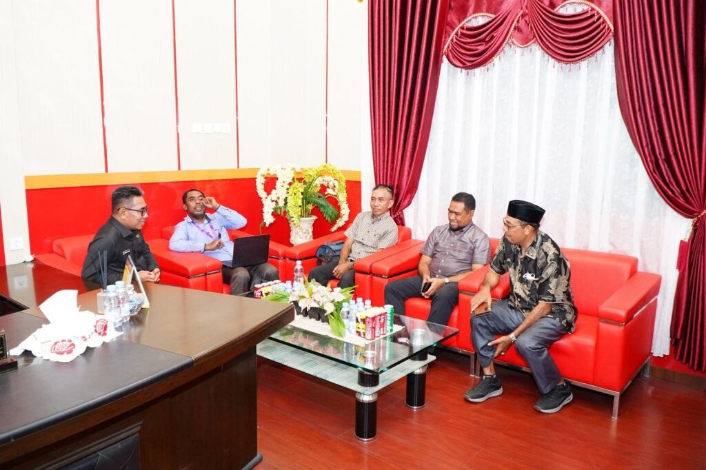 Wawali Ahmad Laiman dan Komisi Informasi Malut Bahas Keterbukaan Informasi Publik — foto 1