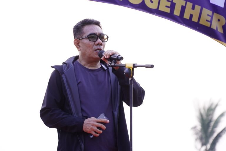 Wakil Wali Kota Tidore Kepulauan Ahmad Laiman menyampaikan sambutan sekaligus menutup Barumadoe Open Tournament I 2026 di lapangan Bravomic, Desa Balbar, Kecamatan Oba Utara, Sabtu (10/10/2026).