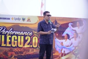 Wakil Wali Kota Tidore Kepulauan Ahmad Laiman menyampaikan sambutan sekaligus membuka secara resmi Art Performance Legu-Legu 2.0 Tahun 2026 di Pantai Tugulufa, Kelurahan Tuguwaji, Kecamatan Tidore, Selasa (13/10/2026).