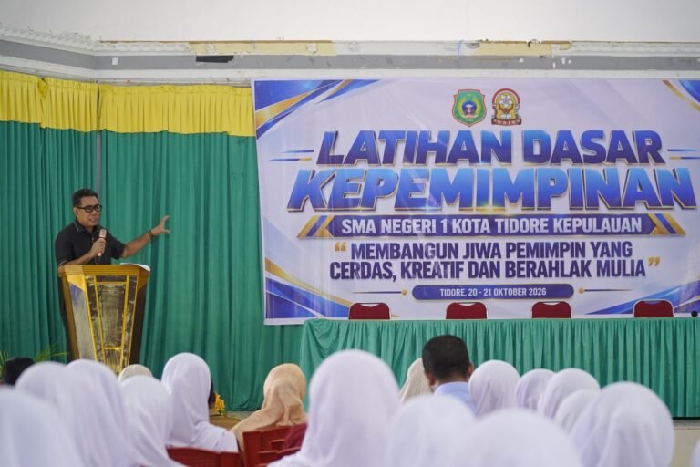 Wakil Wali Kota Tidore Kepulauan Ahmad Laiman menyampaikan sambutan sekaligus membuka secara resmi Latihan Dasar Kepemimpinan Siswa SMA Negeri 1 Kota Tidore Kepulauan di aula sekolah.