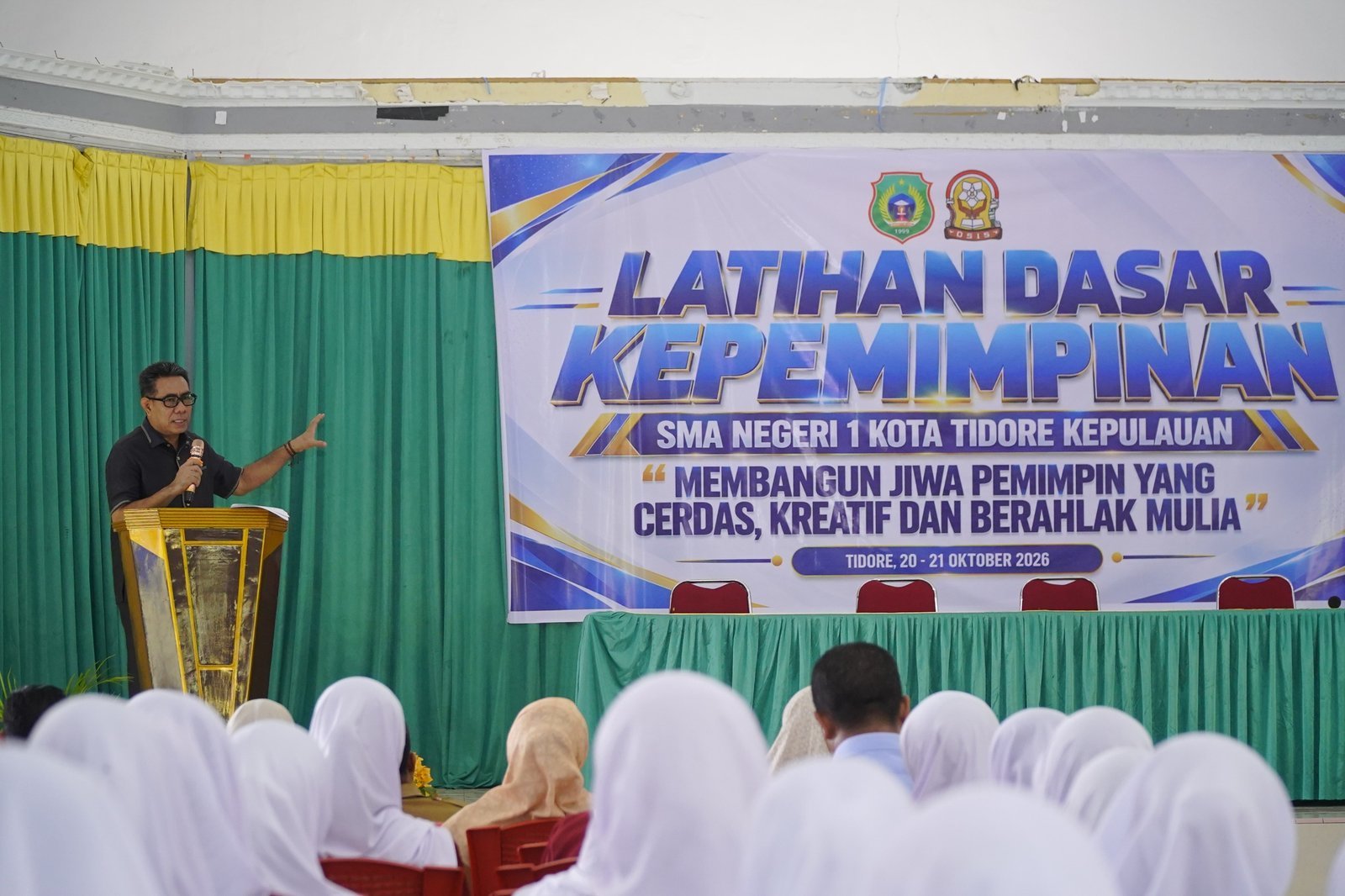 Wakil Wali Kota Tidore Kepulauan Ahmad Laiman menyampaikan sambutan sekaligus membuka secara resmi Latihan Dasar Kepemimpinan Siswa SMA Negeri 1 Kota Tidore Kepulauan di aula sekolah.