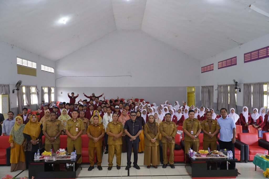 Ahmad Laiman Resmikan Latihan Dasar Kepemimpinan Siswa SMA 1 Tidore — foto 1